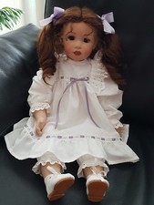 Porzellan Puppe Mädchen Sammelpuppe mit weißem Kleid, handgefertigt, ca. 55 cm, 