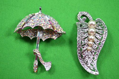 2 Vintage Kristall Strass Broschen Anstecknadeln, Regenschirm signiert PELL, silberfarben, Z17