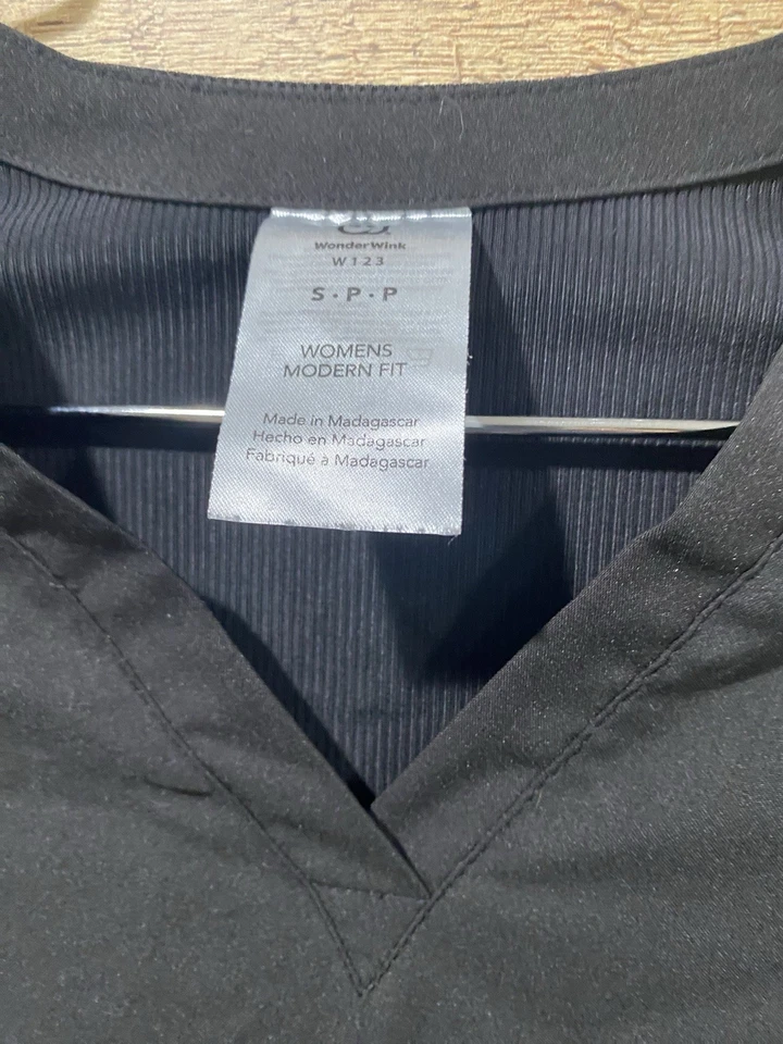 Conjunto Médico Wonder Wink Calce Moderno Negro Talla Pequeña Top y Pantalones Pequeños Foto 4 de 4