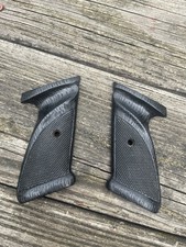 A pair crosman grips with screw fit 1377 1322 / 2240 -black