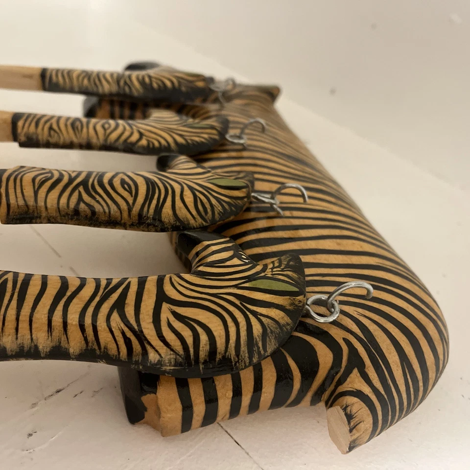 Soporte de utensilios de pared de madera primitivo hecho a mano cebra arte popular pintado a mano Foto 3 de 4