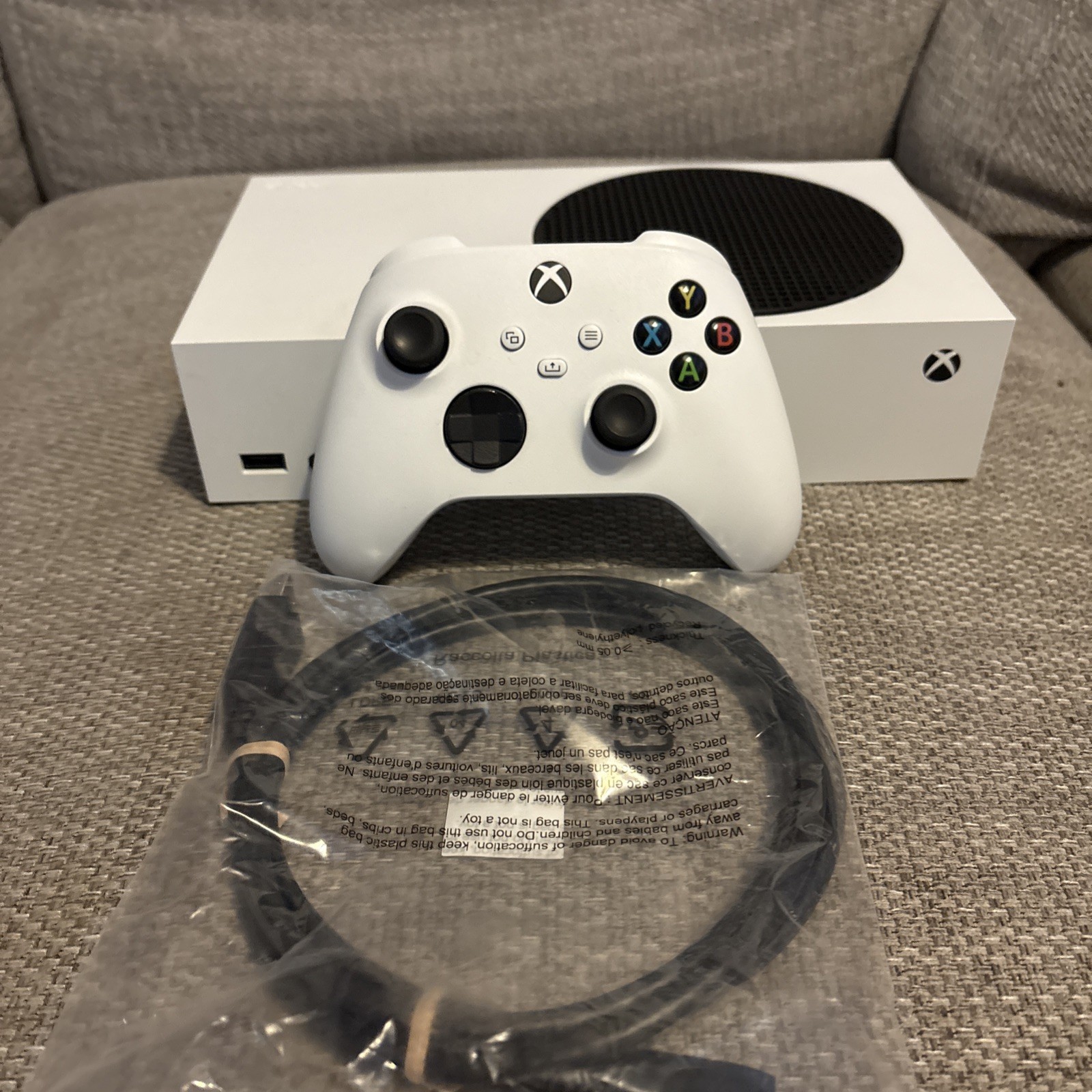 Microsoft Xbox Series S 512GB White with controller and hdmi lead
