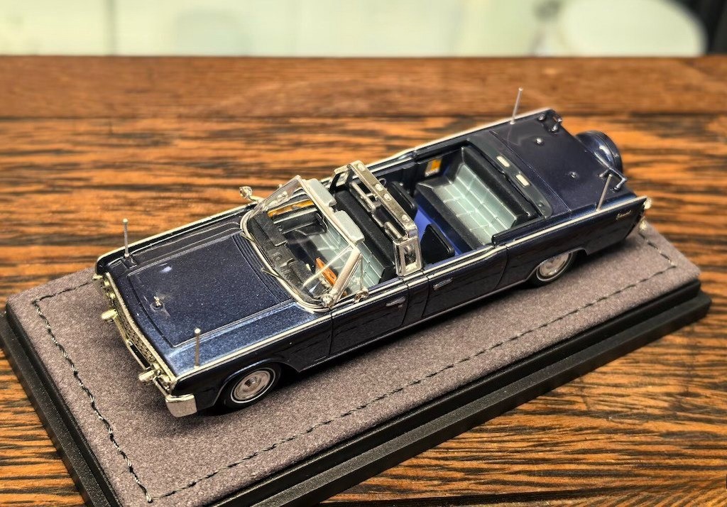 GOC 1:64 HEC Blue Continental X100 Luxury Limousine Model Diecast