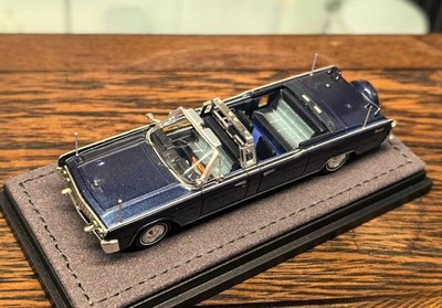 GOC 1:64 HEC Blue Continental X100 Luxury Limousine Model Diecast