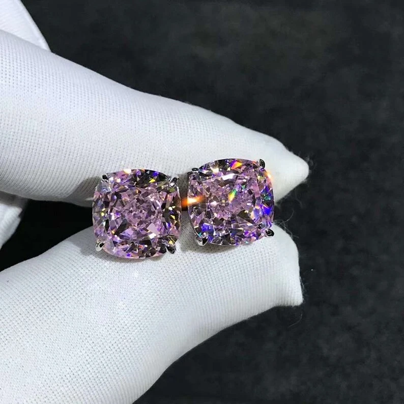 Aretes de zafiro rosa creados en laboratorio de corte cojín de 2,00 quilates chapados en oro blanco de 14 quilates Foto 4 de 4