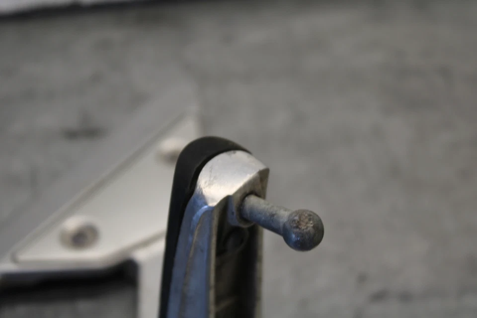 07-09 JUEGO TRASERO IZQUIERDO YAMAHA FZ6 JUEGO ESTRIBA CONDUCTOR REPOSAPIÉS TOPE BB713 Foto 2 de 4