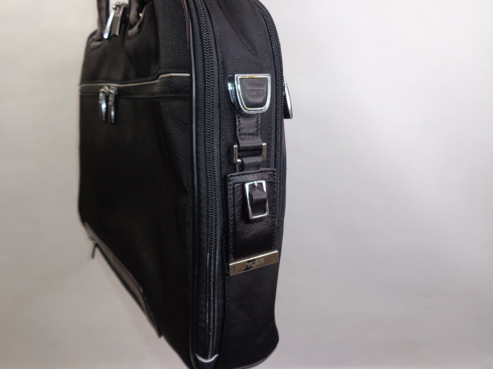 TUMI ARRIVE SLIM BRIEFCASE MESSENGER COMPUTER BAG LEA… Gem