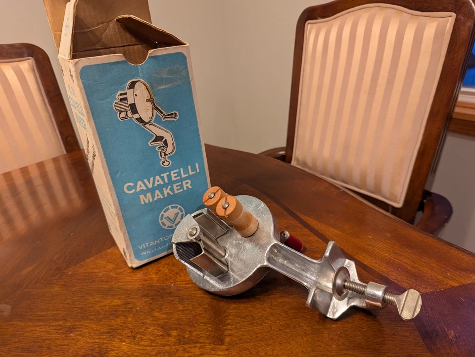 Máquina de pasta vintage Vitantonio Cavatelli - Modelo Nº 50 - Caja original Ohio EE. UU. Foto 2 de 3