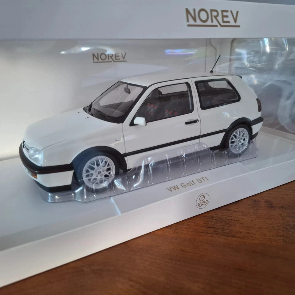 VW VOLKWAGEN Golf 3 GTI blanc caddy de 1996 NOREV 1/18e ref 188508 - Photo 1/4