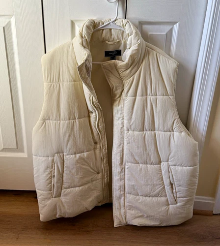 Forever 21 Men’s 2XL Beige Quilted Puffer Vest Pockets Zip/Snap Stand - product listing photo