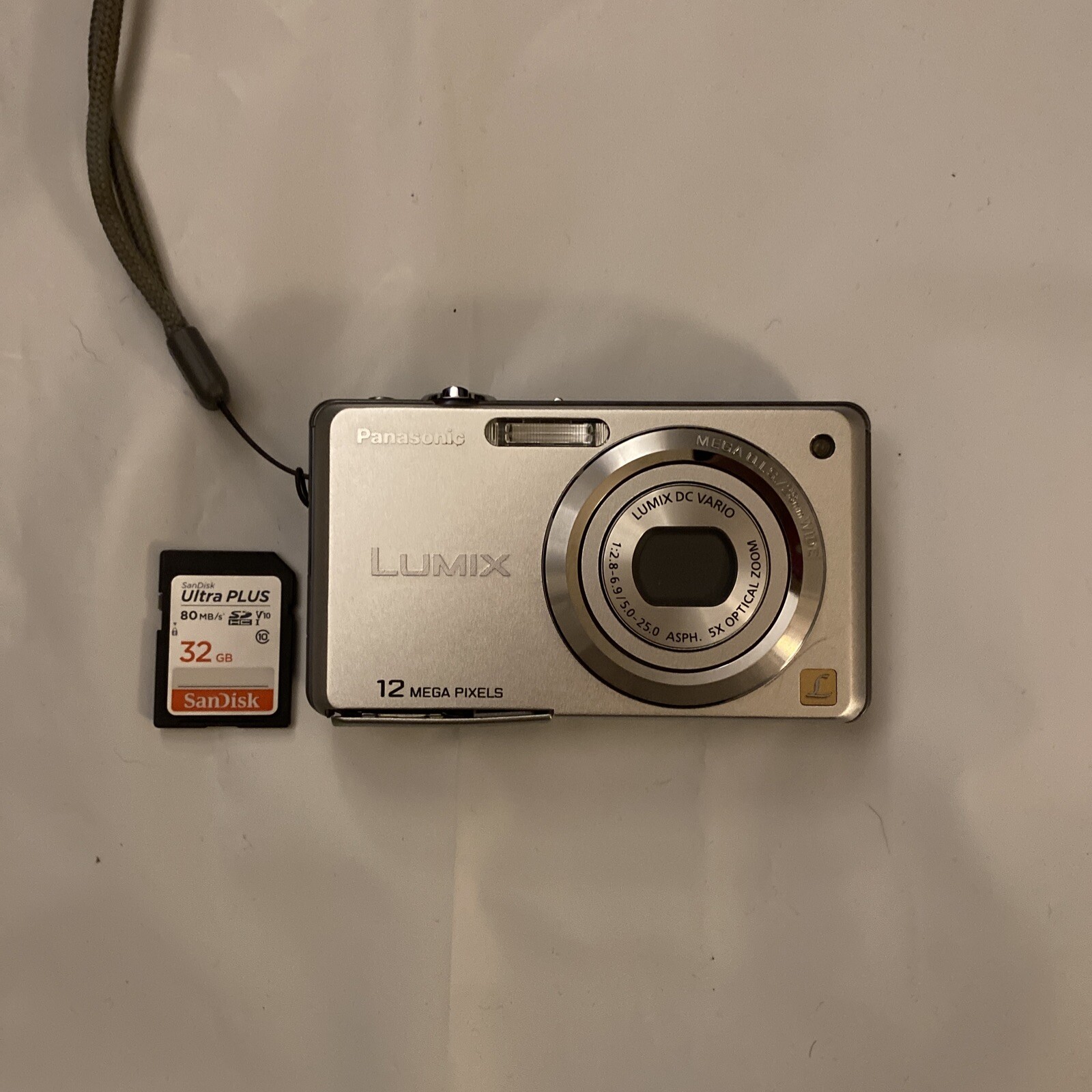 Panasonic LUMIX Digital Camera Silver DMC-FS10 + 32gb San Disk