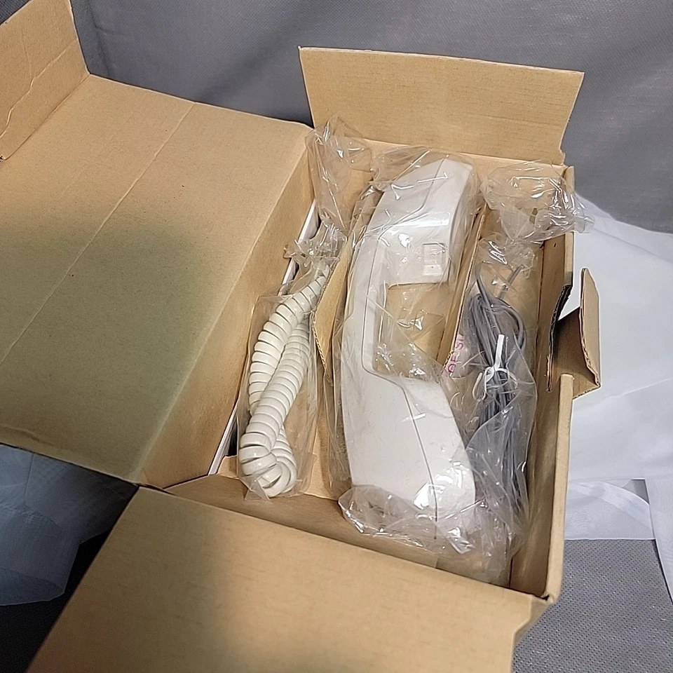 Lucent 2500 YMGM-215 Off White Corded Analog Phone  New In Box - Image 4 of 4