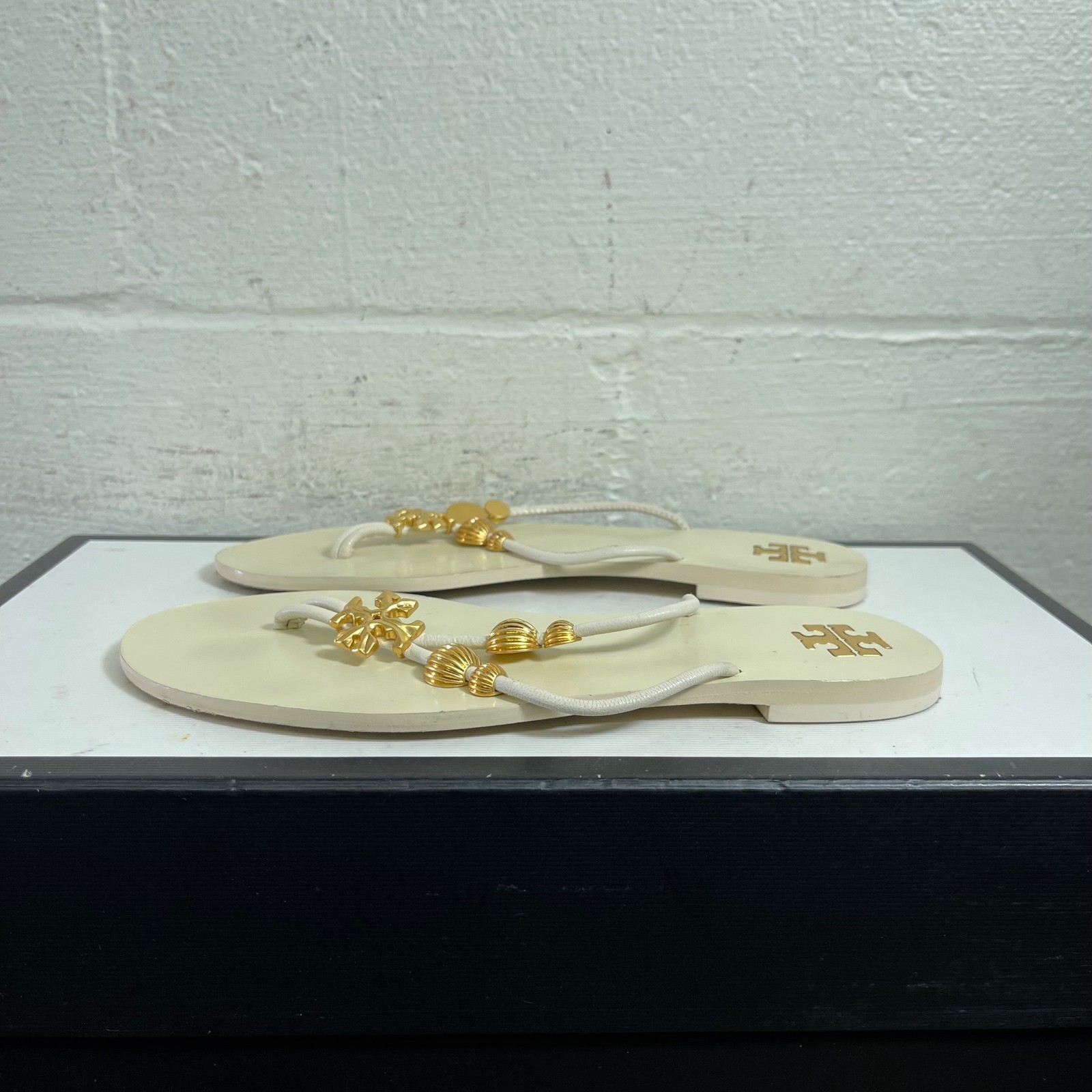 Tory Burch Capri Beaded Leather Sandals White Gold Flats Slip On Women's 5 M thumbnail 5