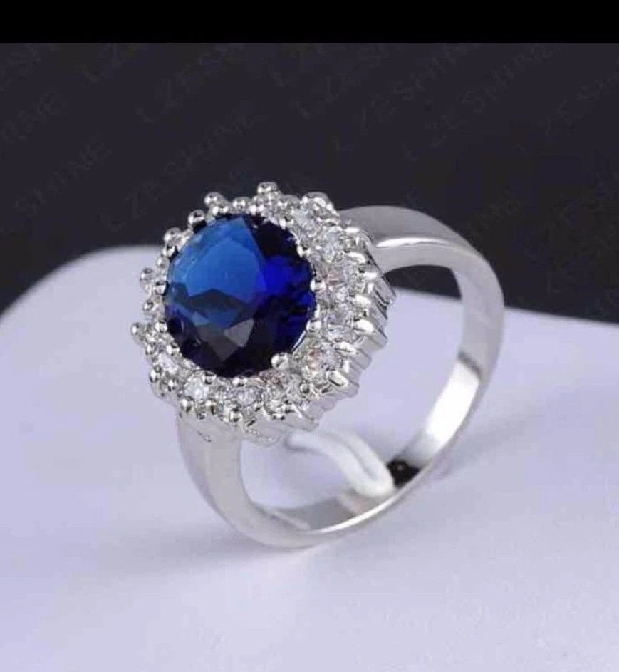 Anillo de compromiso estilo princesa Diana circonita cúbica enchapado en platino con piedra central de 11 mm Foto 2 de 4