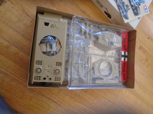 VINTAGE TAMIYA MOTORIZED GERMAN KING TIGER I TANK 1/35 SCALE MODEL KIT - Picture 7 of 18