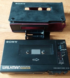 Sony Walkman Professional WM D6C Serial No. 18024 inkl Hülle. Defekt für Bastler