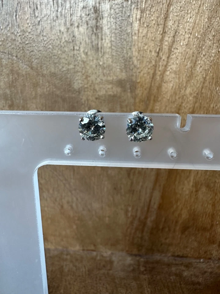 Aretes de oro blanco de 18k Charles & Colvard moissanita con tornillo trasero Foto 3 de 4