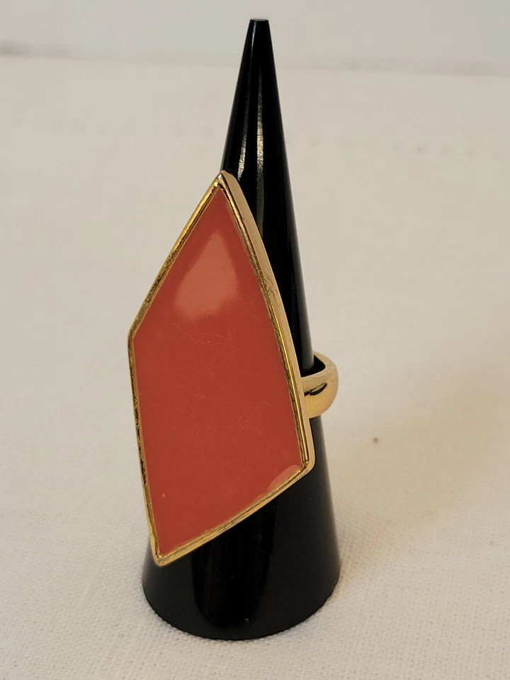 Anillo asimétrico en forma de diamante Belle Noel Kim Kardashian con esmalte coral Foto 2 de 4