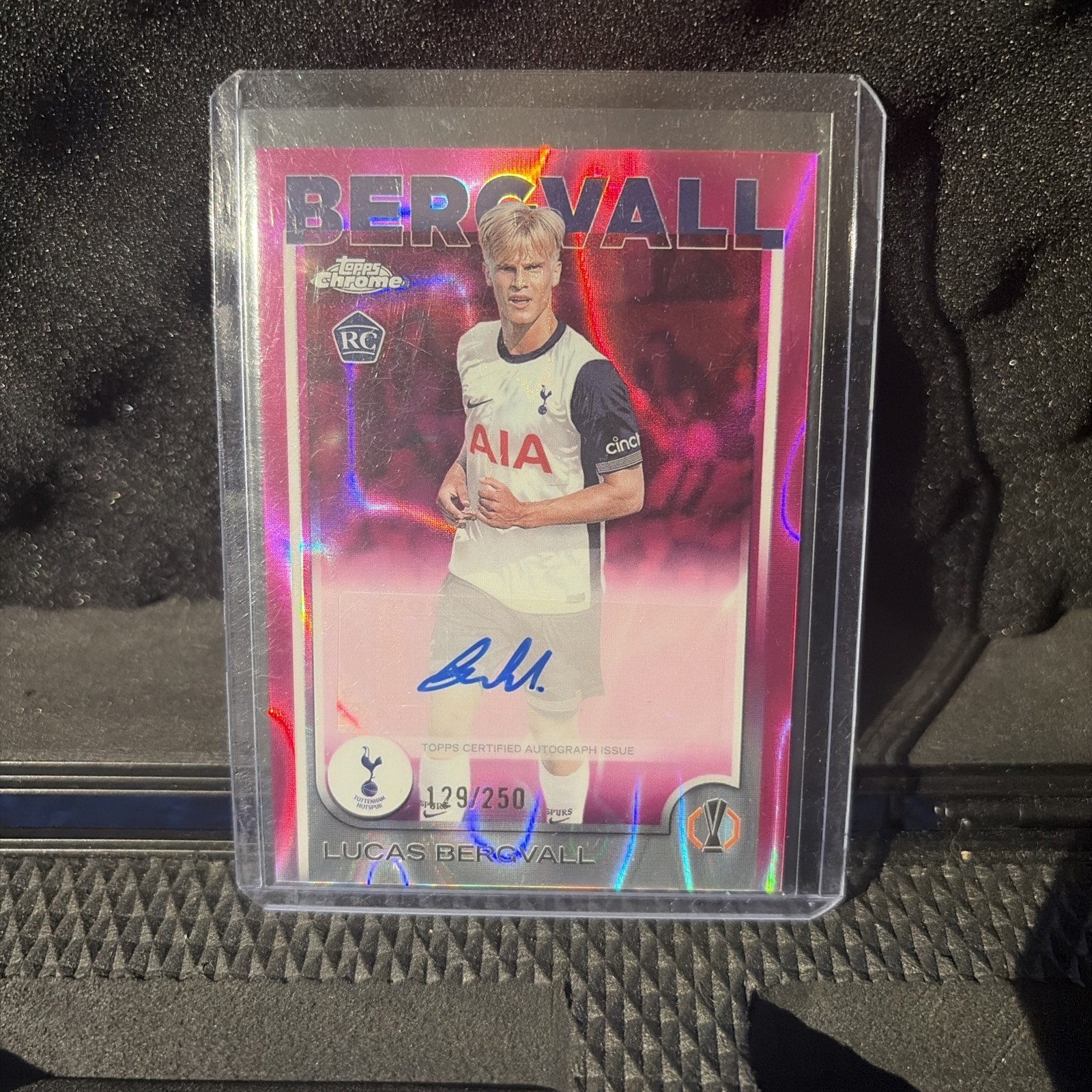 2024-25 Topps Chrome UEFA Club Competitions Lucas Bergvall Auto Pink /250 Rc view 2