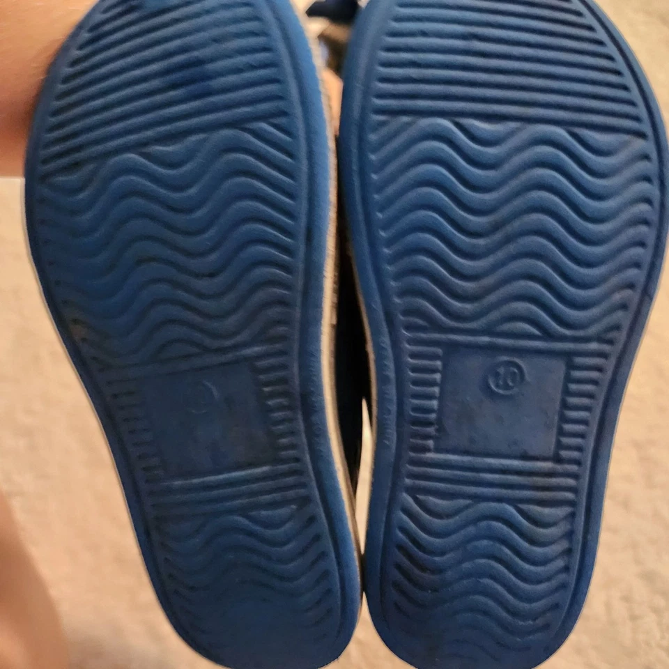 Lote pequeño de zapatos para niños talla 10 Foto 2 de 2