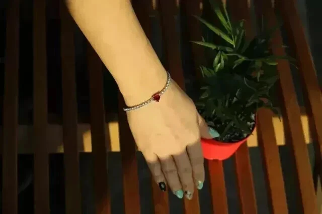 Brazalete de tenis para mujer de rubí creado en laboratorio con corte de corazón de 7 quilates enchapado en oro blanco de 14 k Foto 3 de 4