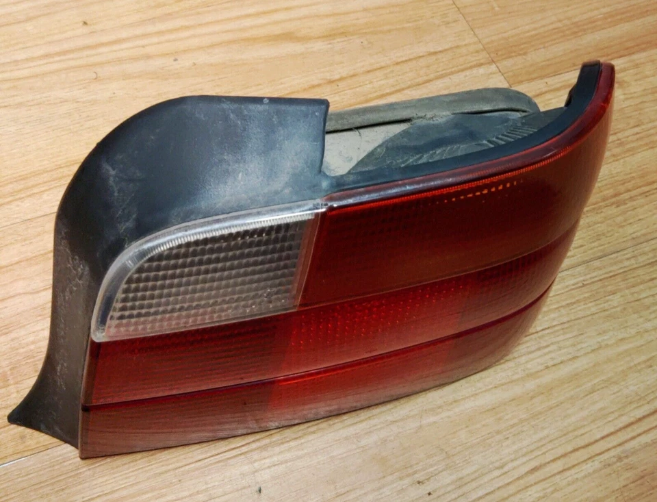 1995-1999 BMW 318ti E36 Hatch OEM Right Tail Light Assembly - Great Condition Foto 2 de 4
