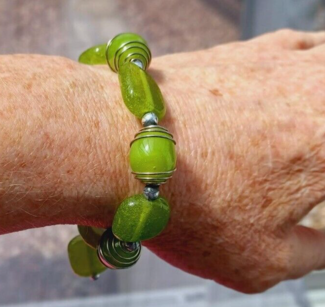 Green Chunky Glass Beaded Elastic Bracelet Costume Jewelry #404-image