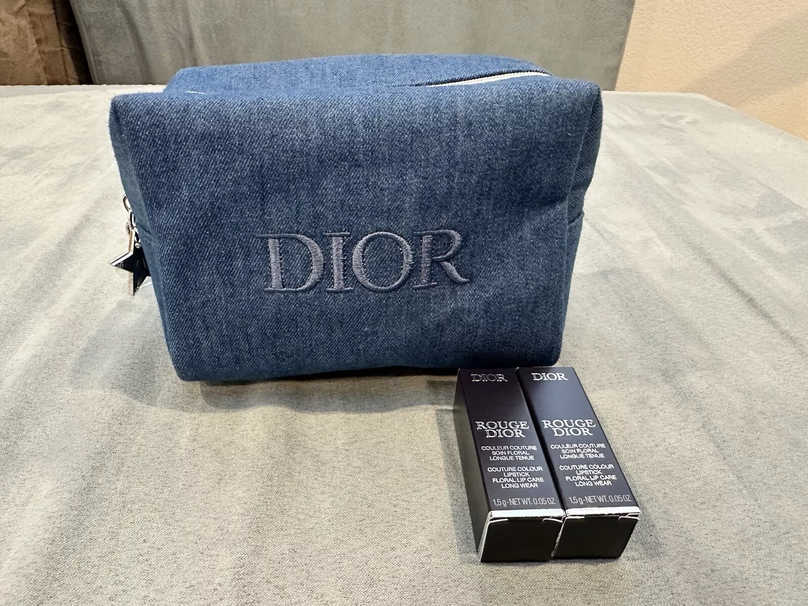 Trousse de maquillage Dior Beauty Denim avec 2 mini rouges à lèvres Rouge Dior 720 et 999