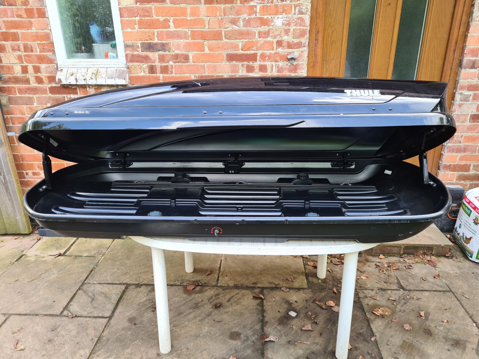 Roof Box HIRE Black Thule Motion XL 460 Litre £10 per day £30 per week