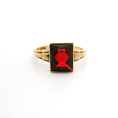 Antiker rechteckiger Solitärring 10 Karat Gelbgold synthetischer Rubin Zargenfassung