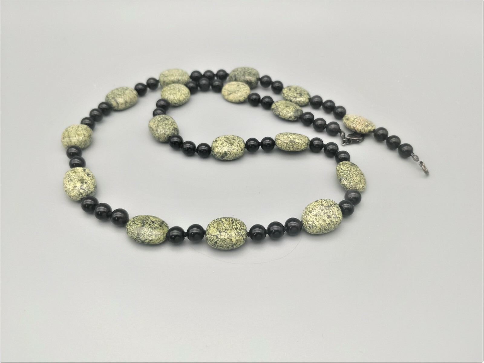 Collier serpentine et obsidienne noire de qualité joaillerie, sautoir artisanal 60 cm