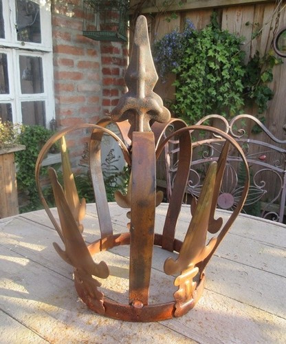 DEKO KRONE ANTIK METALL KÖNIGSKRONE GARTEN FLEUR de LIS GARTENDEKO