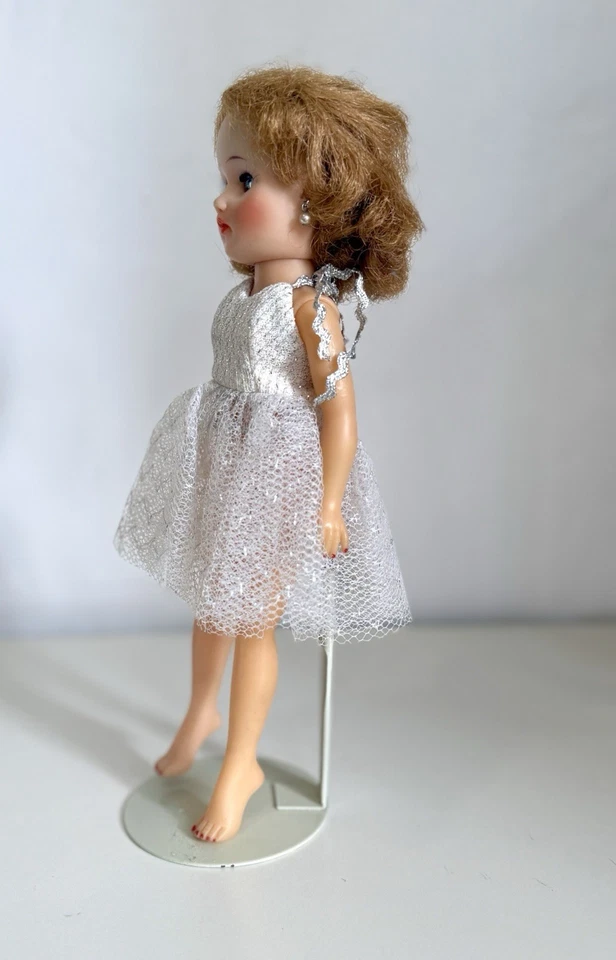 复古 20 世纪 50 年代 Horsman 10 英寸时尚娃娃睡眠眼睛根状头发白色连衣裙 — 第 4/4 张图片