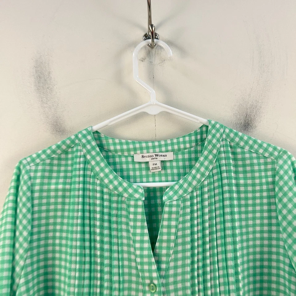 Camisa Studio Works feminina média petitetop verde xadrez Gingham gola V 19448 - Imagem 4 de 4