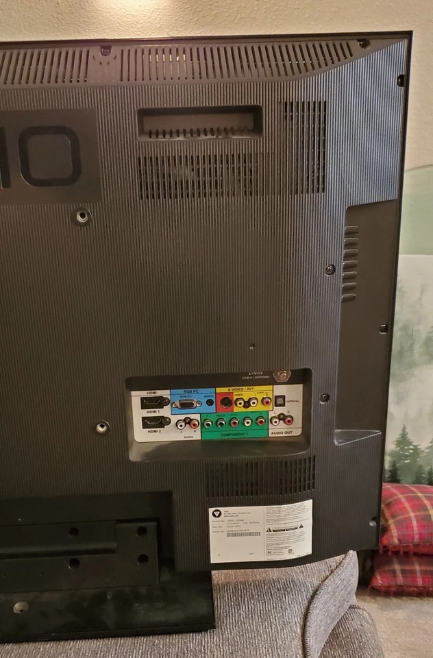 VIZIO VO320E 32" LCD HDTV  - Image 2 of 3