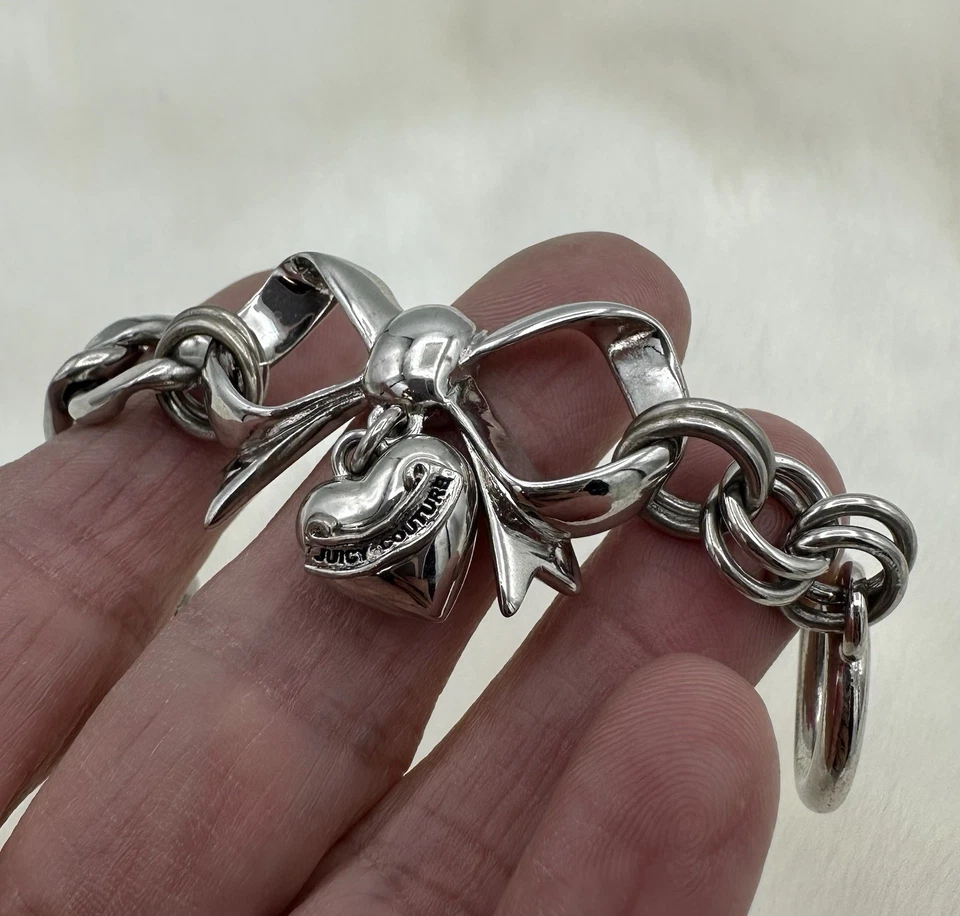 Pulseira de elos alternados Juicy Couture coração e arco tom prata - Imagem 2 de 4