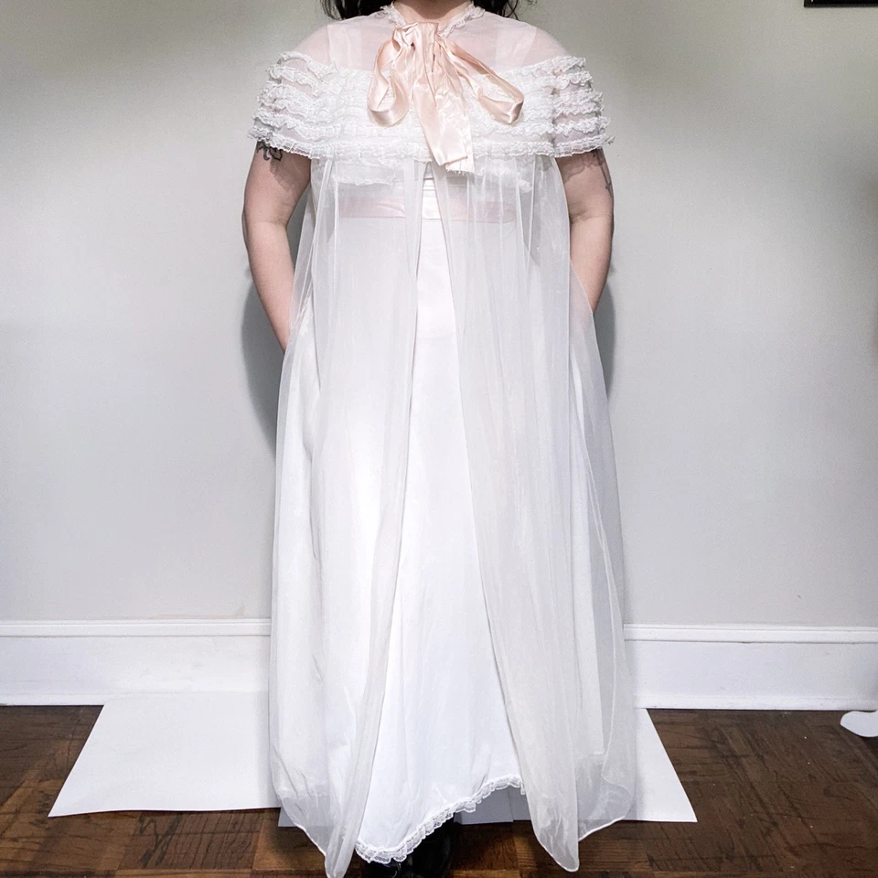 De colección Años 50 Yolande RARO Blanco y Rosa 2 Piezas Peignoir y Juego de Bordes con Volantes Deslizantes Pequeño Foto 2 de 4