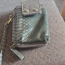 Women  s Green/Black Snake Print Wristlet Wallet Zip-Around Strap Credit Card