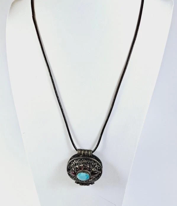 Colgante Caja de Oración Tibetana Ghau | Amuleto Granate Turquesa y Frambuesa - BRILLA Foto 2 de 4