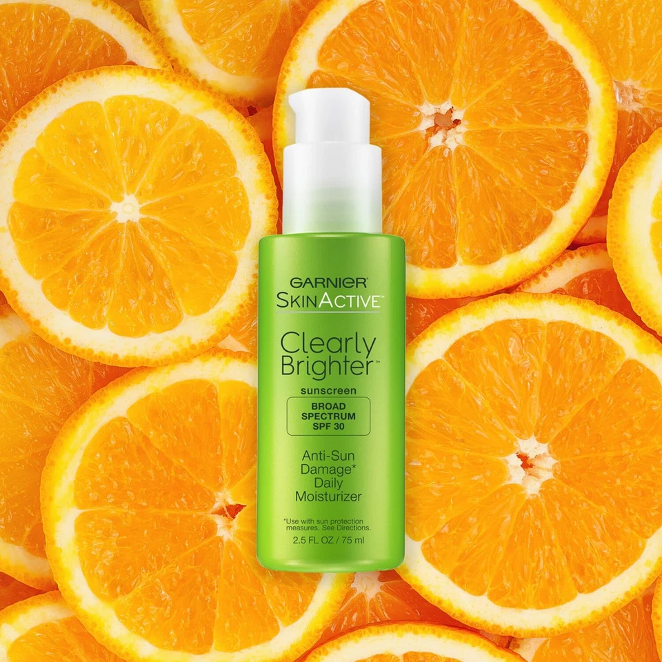 Crema hidratante antienvejecimiento Garnier SkinActive con FPS 30 y vitamina C 2,5 fl oz Foto 3 de 3