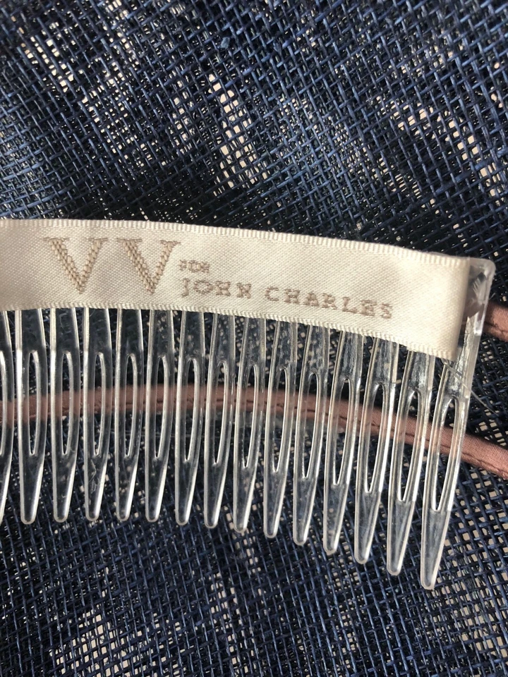 VV para John Charles Fascinator Sombrero Azul Marino y Crema con Encaje Foto 3 de 4