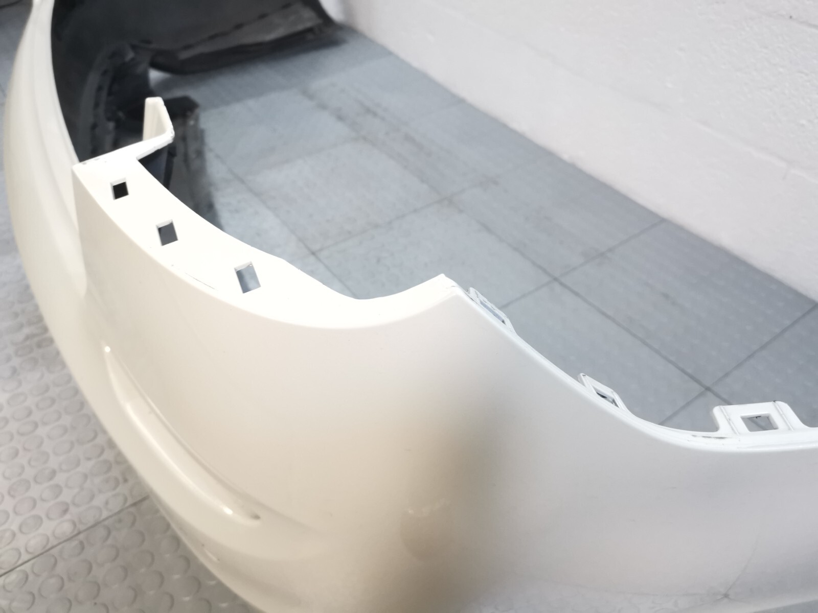 13- Maserati Ghibli S Q4 REAR BUMPER ASSEMBLY WHITE P6700285960 BIANCO