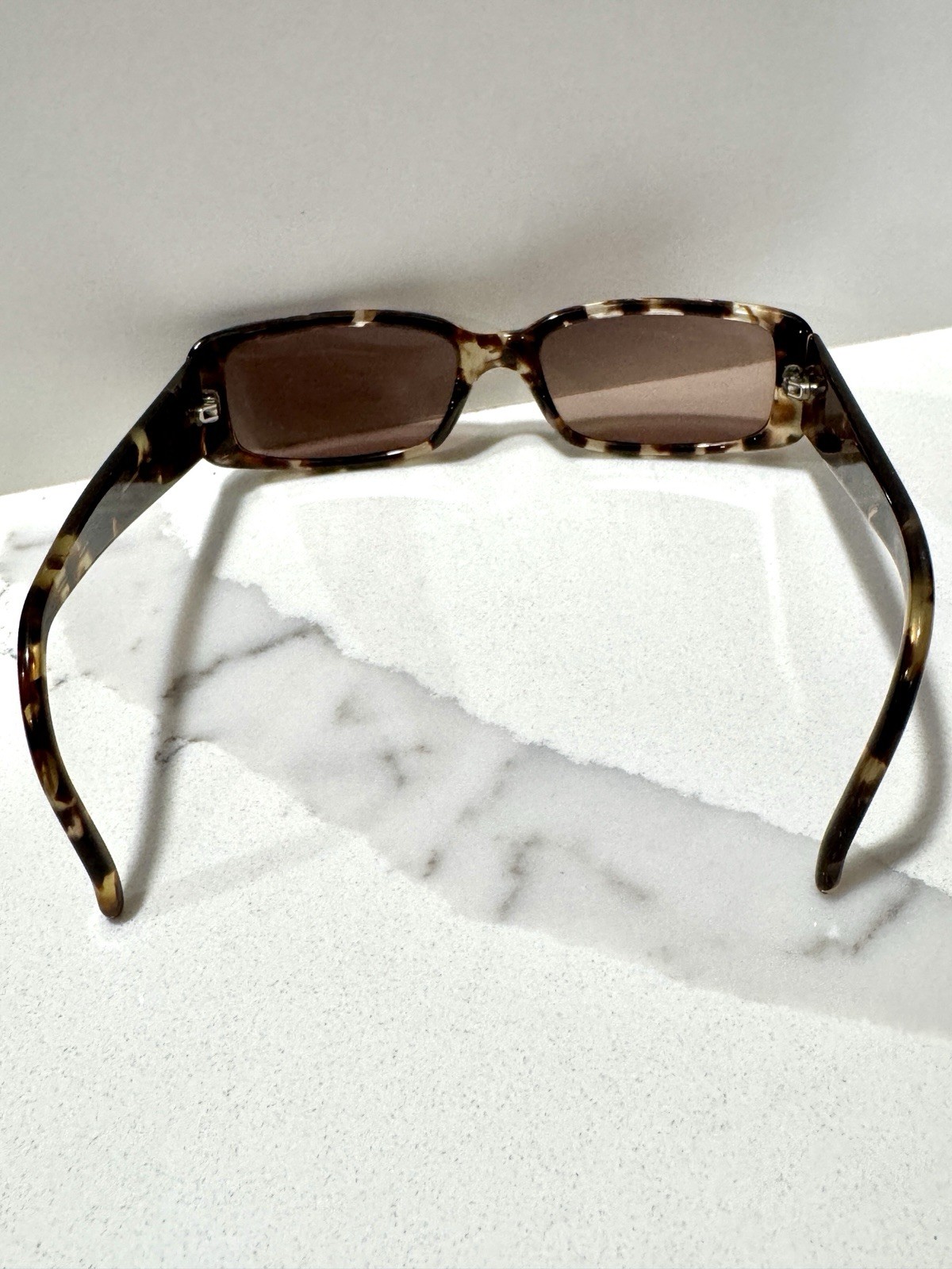 Gucci Tortoiseshell Rectangular Sunglasses w/ Log… - image 7