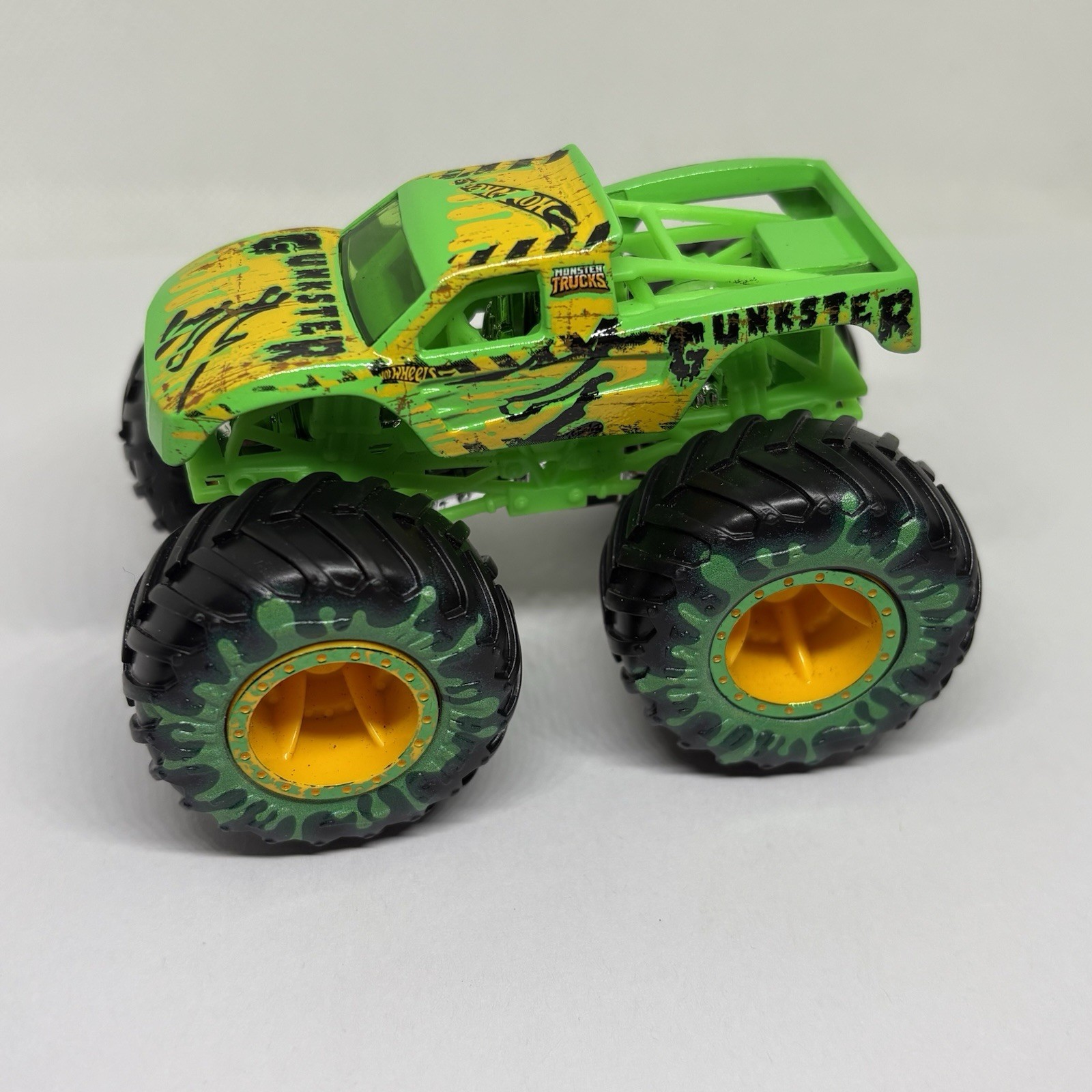 Hot Wheels Monster Jam Truck Gunkster 1:64 Green Metal Die-Cast