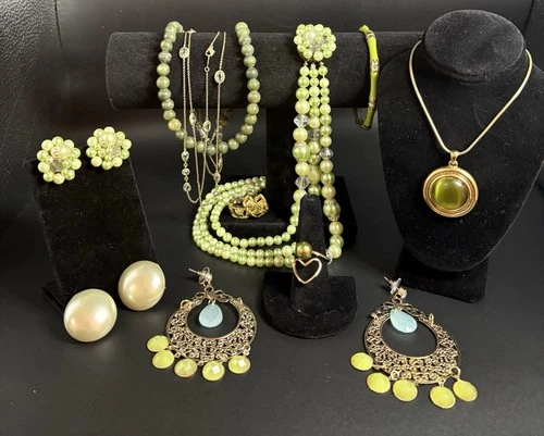 Beautiful Vintage/Antique Green Costume Jewelry Lot with 12 Pieces