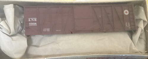 Kit Accurail HO 4307 40’ Dbl Funda Metal Extremos Lehigh y Nueva Inglaterra LNE 7108 NOS | Zustand: New