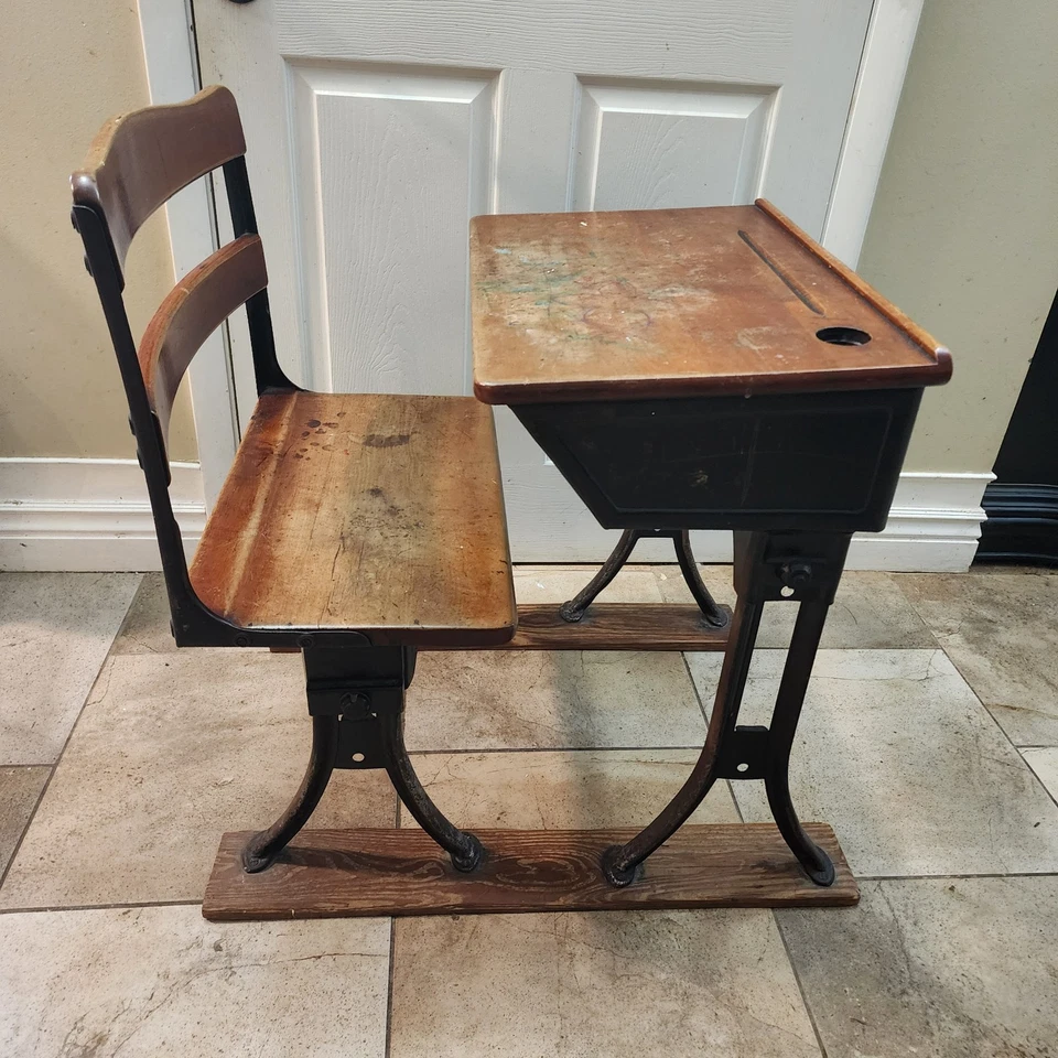 Escritorio escolar infantil antiguo de 1900 de colección de madera vieja, patas de hierro, respaldo curvo Foto 2 de 4