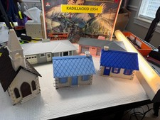    O SCALE-PLASTICVILLE 4 HOUSES AND 1 CHURCH   L1872