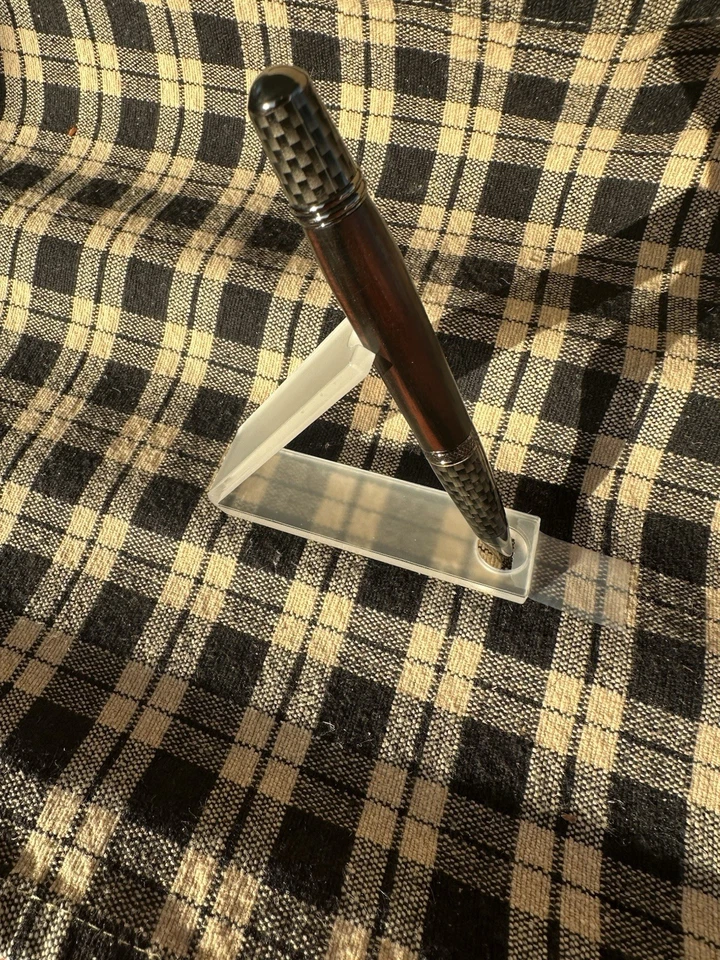 Bolígrafo giratorio de ébano y fibra de carbono torneado a mano Foto 2 de 4