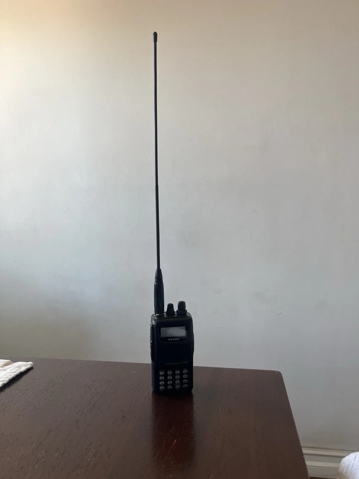 Yaesu FT-60R FM Transceiver Excellent Condition w/battery, antenna and charger - Image 2 of 4